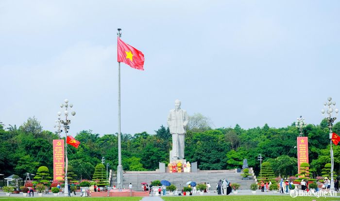 Quảng trường Hồ Chí Minh (thành phố Vinh). Ảnh: Thành Duy