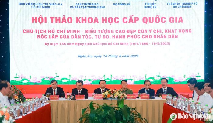 Các đồng chí chủ trì hội thảo. Ảnh: Thành Duy