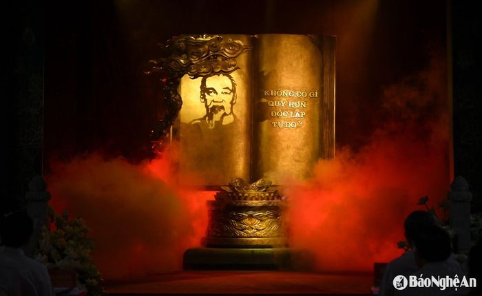 Tổng Bí thư tặng tách phẩm điêu khắc ánh sáng cho Khu Di tích Quốc gia đặc biệt Kim Liên. Ảnh: Thành Cường