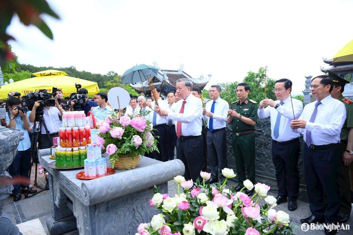 Trong chuyến thăm và làm việc tại Nghệ An, đồng chí Tổng Bí thư Tô Lâm cùng đoàn đại biểu đến thăm, tổ chức lễ dâng hoa, dâng hương tại Đền Chung Sơn nhân dịp kỷ niệm 135 năm ngày sinh của Chủ tịch Hồ Chí Minh. Ảnh: Thành Cường