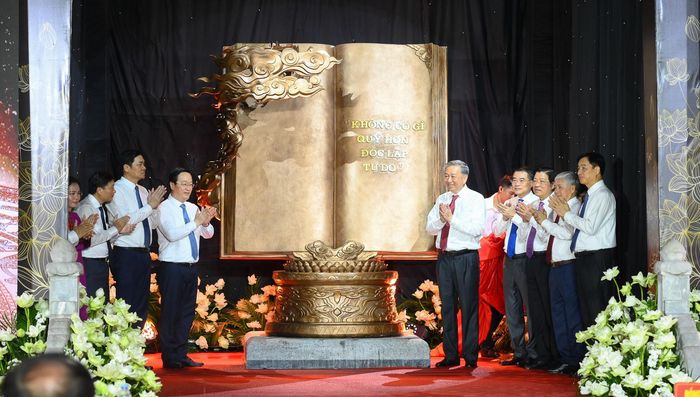 Tổng Bí thư tặng tách phẩm điêu khắc ánh sáng cho Khu Di tích Quốc gia đặc biệt Kim Liên. Ảnh: Thành Cường