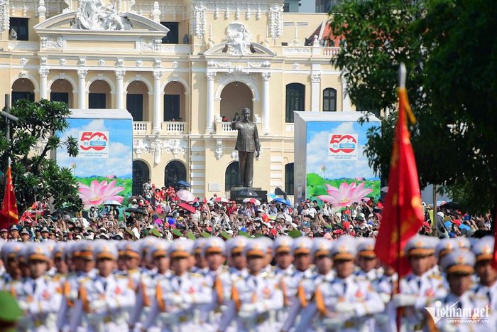 Diễu binh, diễu hành kỷ niệm 50 năm thống nhất đất nước.