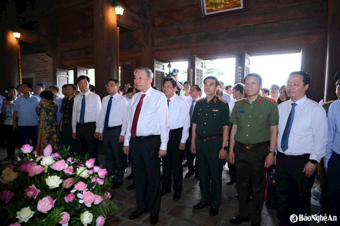 Tổng Bí thư Tô Lâm dâng hương tại Đền Chung Sơn. Ảnh: Thành Cường
