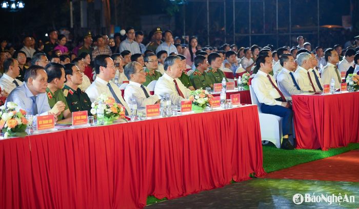 Đồng chí Tổng Bí thư Tô Lâm và các đồng chí lãnh đạo, nguyên lãnh đạo Đảng, Nhà nước, lãnh đạo tỉnh Nghệ An dự lễ Khai mạc Lễ hội Làng Sen và Khánh thành Tượng "Bác Hồ về thăm quê". Ảnh: Thành Cường