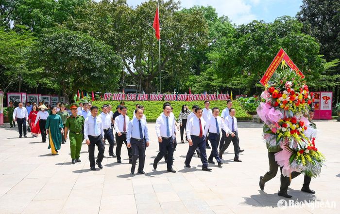 Đoàn đại biểu Ban tổ chức Hội thảo dâng hoa tưởng niệm Chủ tịch Hồ Chí Minh. Ảnh: Thành Cường