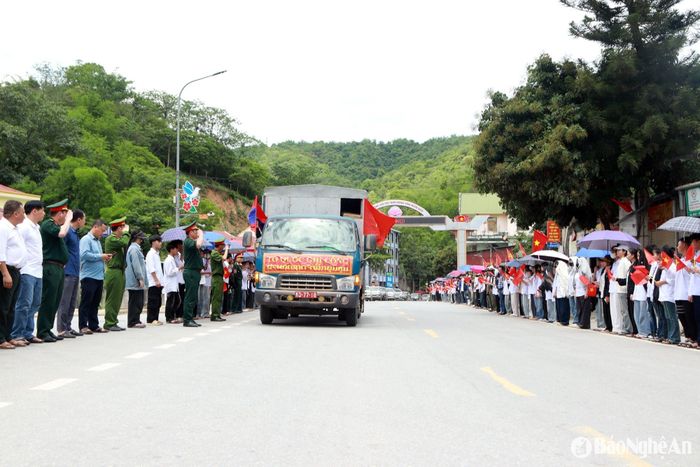 Lễ đón hài cốt liệt sĩ quân tình nguyện, chuyên gia Việt Nam hy sinh tại Lào tại thị trấn Mường Xén. Ảnh: Đào Thọ