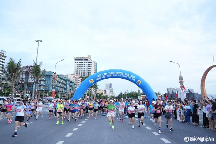 Các vận động viên tham gia nội dung 5km dành cho nữ. Ảnh: BTC