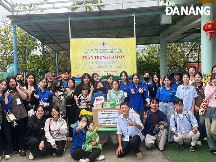 Các thành viên CLB Thiện nguyện Hoài An lan tỏa yêu thương đến các em nhỏ mồ côi tại Trung tâm Nuôi dạy trẻ mồ côi, Hội Chữ thập đỏ thành phố.Ảnh: H.V