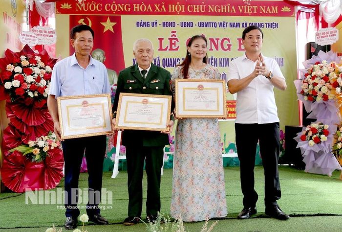 Khen thưởng các tập thể, cá nhân xóm 4 có thành tích tham gia phong trào xây dựng nông thôn mới.