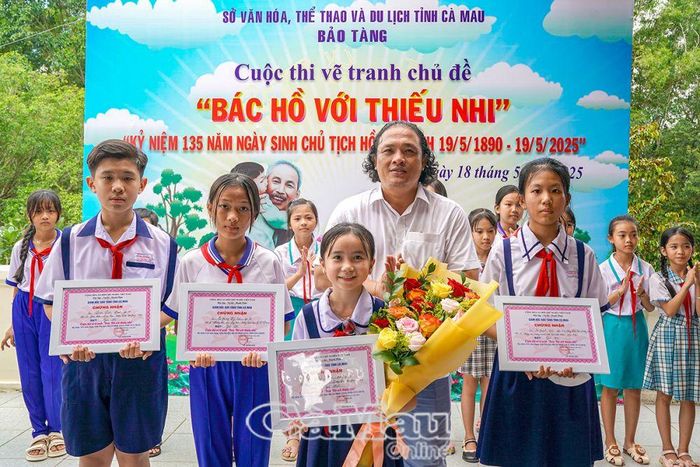 Ông Lê Minh Sơn trao giấy chứng nhận cho các em có tác phẩm đoạt giải.