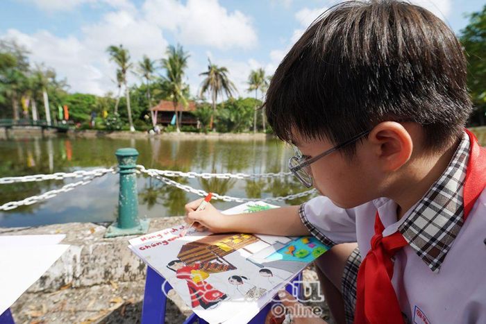 Các họa sĩ nhí miệt mài thể hiện tác phẩm của mình bằng tấm lòng kính yêu vô hạn đối với Chủ tịch Hồ Chí Minh.