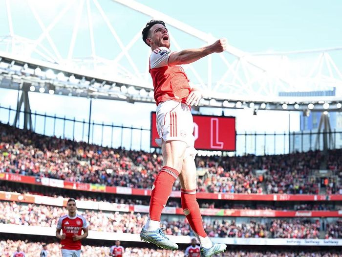 Raya lập siêu phẩm mang về 3 điểm cho Arsenal