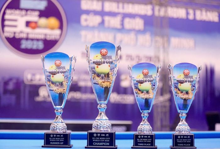 Những chiếc Cúp chờ đón người chiến thắng. Ảnh: HBSF