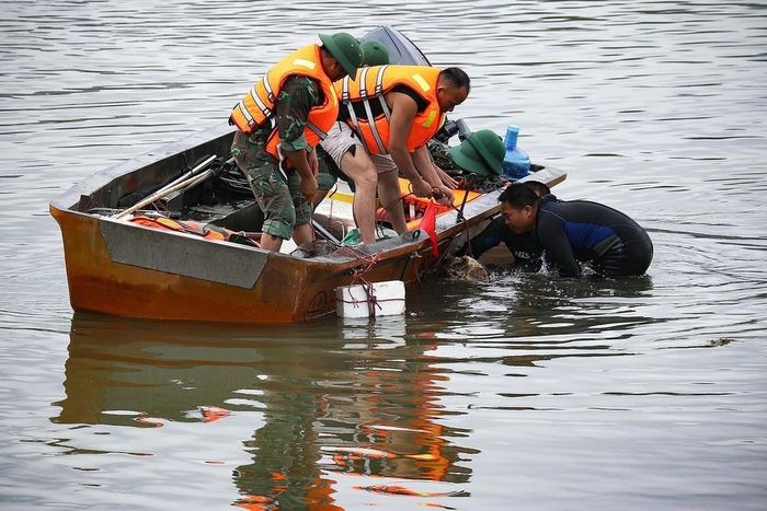 Lực lượng làm nhiệm vụ rà phá bom mìn, vật nổ của Bộ CHQS tỉnh Hòa Bình thực hiện trục vớt phần nửa đầu quả bom có trọng lượng 2000 bảng Anh (gần 1 tấn)