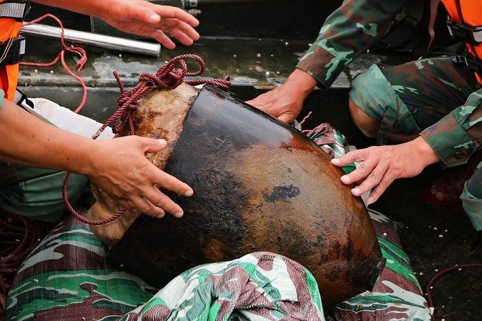 Nửa đầu quả bom có trọng lượng 2000 bảng Anh (gần 1 tấn) được lực lượng làm nhiệm vụ rà phá bom mìn, vật nổ của Bộ CHQS tỉnh Hòa Bình trục vớt trong ngày 19/5/2025