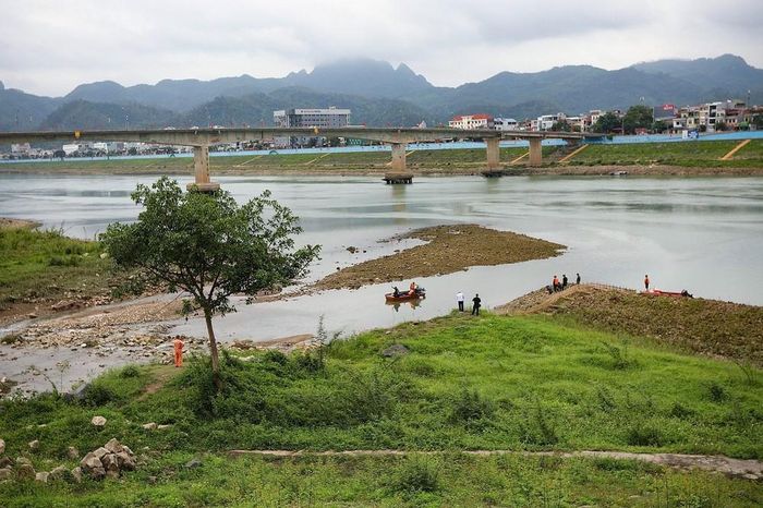 Quang cảnh lực lượng làm nhiệm vụ dò tìm, phát hiện và trục vớt vật liệu nổ dưới lòng sông Đà