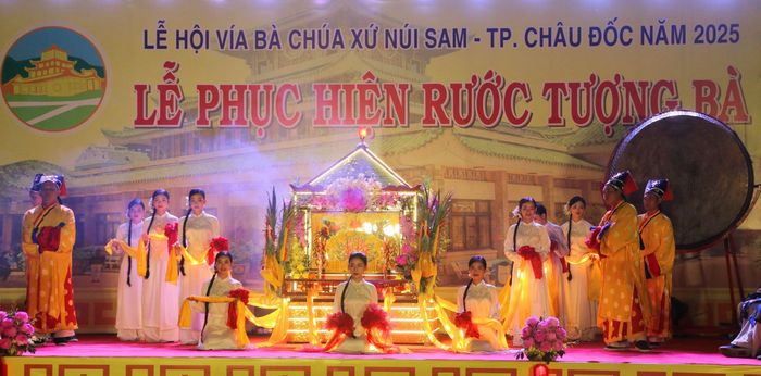 Tượng Bà được rước từ trên núi xuống an vị tại sân Miếu Bà Chúa Xứ núi Sam ở dưới chân núi Ảnh: Công Mạo-TTXVN