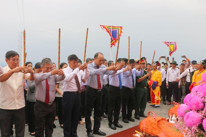 Nghi thức thỉnh Bà xuống núi về an vị tại Miếu Bà Chúa Xứ núi Sam ở dưới chân núi Sam. Ảnh: Công Mạo-TTXVN
