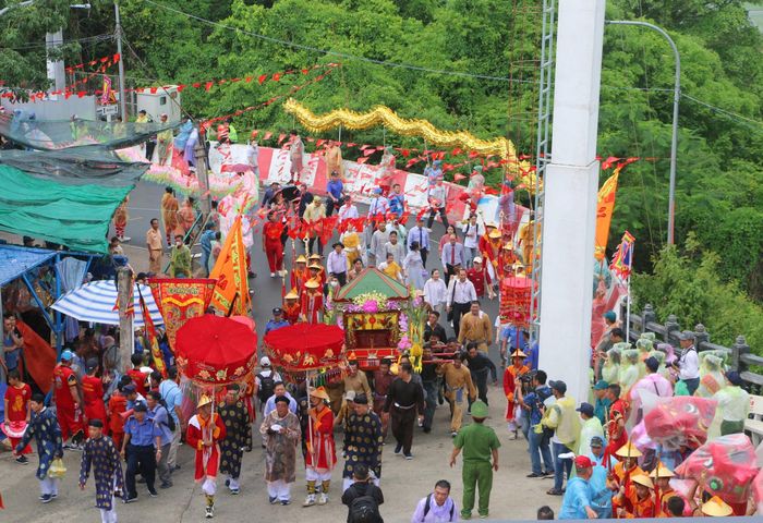 Đoàn rước tượng Bà đi bộ từ chân núi lên đến đỉnh núi nơi Bà ngự trước đây rồi làm lễ thỉnh Bà xuống núi về an vị tại Miếu Bà Chúa Xứ núi Sam ở dưới chân núi. Ảnh: Công Mạo-TTXVN