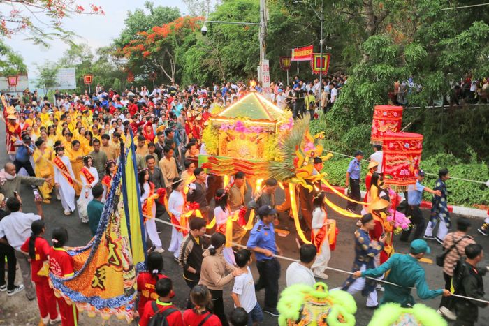 Hàng ngàn du khách và nhân dân tham cùng dự Lễ phục hiện rước tượng Bà Chúa Xứ núi Sam từ đình núi Sam xuống Miếu Bà. Ảnh: Công Mạo-TTXVN