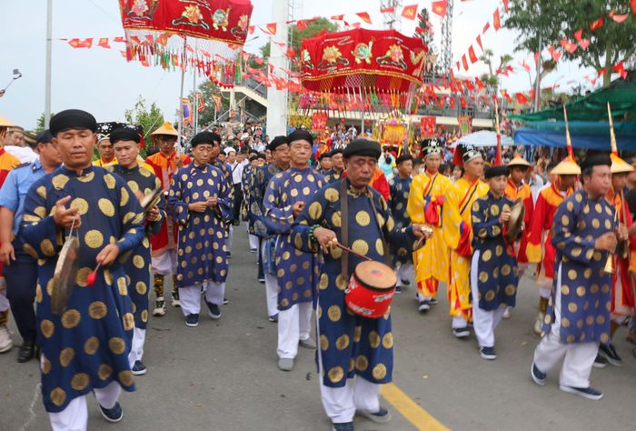 Đoàn các bô lão và đông đảo nhân dân cùng du khách rước tượng Bà xuống núi về an vị tại Miếu Bà Chúa Xứ núi Sam ở dưới chân núi. Ảnh: Công Mạo-TTXVN