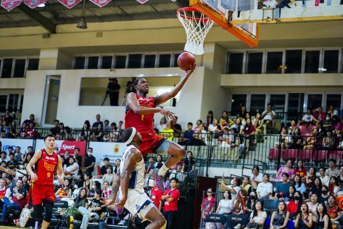Player of the Game (Cầu thủ xuất sắc nhất trận) Alfred Hollins tự tin dứt điểm cận rổ. (Ảnh: VBA)