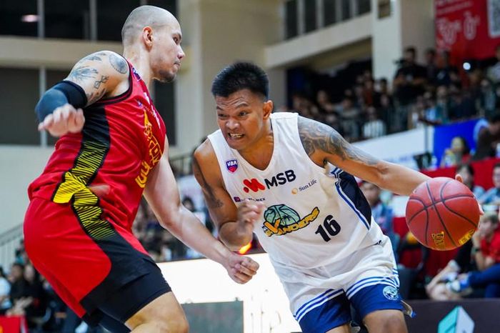 Các cầu thủ V Islanders vất vả tiếp cận khu vực cận rổ. (Ảnh: VBA)