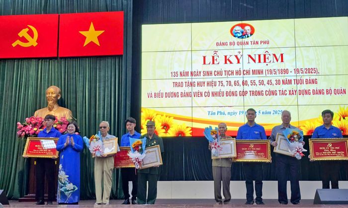  Đồng chí Văn Thị Bạch Tuyết trao Huy hiệu 65 năm tuổi Đảng đến các đảng viên 
