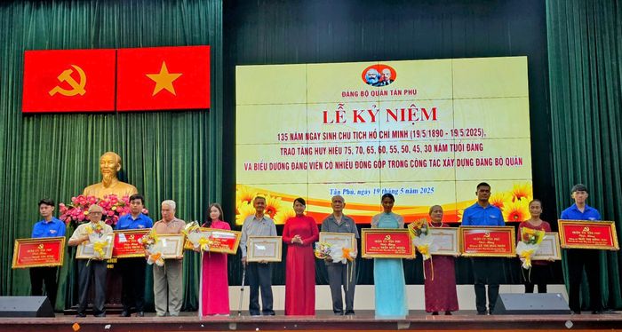  Đồng chí Lê Thị Kim Hồng trao Huy hiệu 60 năm tuổi Đảng đến các đảng viên 