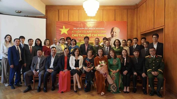 Các đại biểu chụp ảnh lưu niệm.