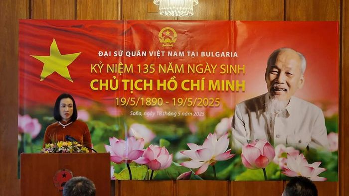 Đại sứ Nguyễn Thị Minh Nguyệt điểm lại những nét nổi bật về cuộc đời và sự nghiệp vẻ vang của Chủ tịch Hồ Chí Minh.