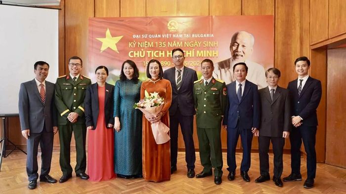 Cán bộ, nhân viên Đại sứ quán Việt Nam tại Bulgaria tại Lễ kỷ niệm.