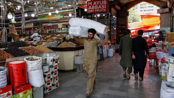 Hình ảnh người đàn ông khuân hàng trong khu chợ ở Pakistan. Ảnh minh họa