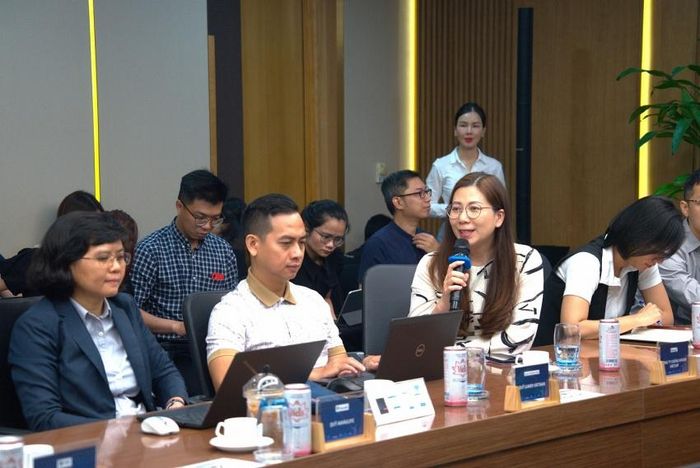 Đại diện nhà đầu tư đặt câu hỏi đối với Ban lãnh đạo PTSC.