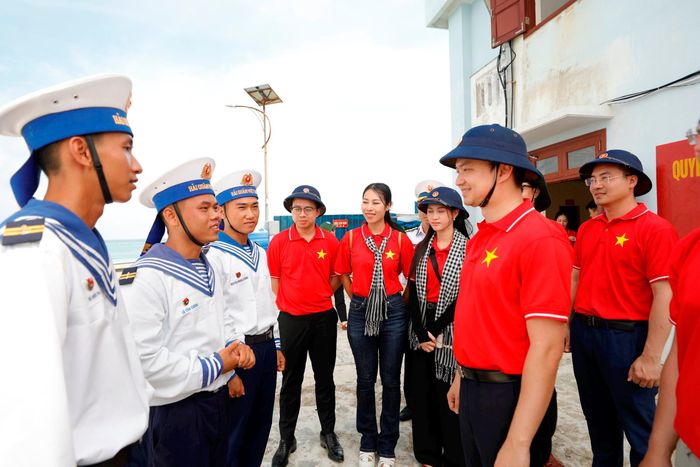 Bí thư Trung ương Đoàn Nguyễn Minh Triết gặp gỡ các chiến sĩ trên đảo Cô Lin. Ảnh: Phan Tú