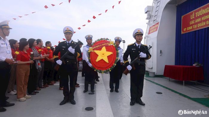 Lễ tưởng niệm các anh hùng liệt sĩ hy sinh trên Quần đảo Trường Sa.