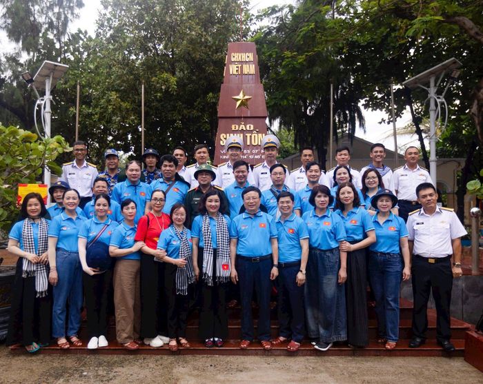 Đoàn đại biểu tỉnh Nghệ An chụp ảnh kỷ niệm tại đảo Sinh Tồn. Ảnh: Phan Tú