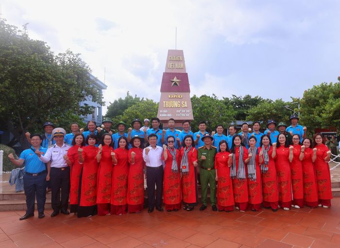 Đoàn đại biểu tỉnh Nghệ An chụp ảnh tại đảo Trường Sa. Ảnh: Phan Tú