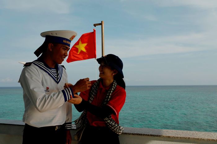 Tác giả trò chuyện cùng chiến sĩ trên đảo Trường Sa. Ảnh: Phan Tú