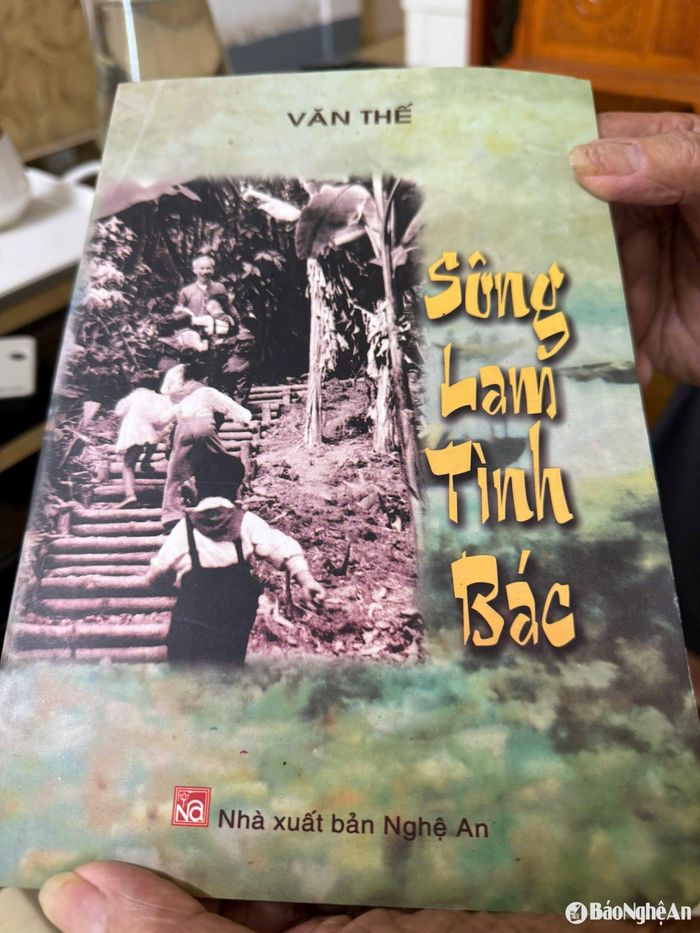 Tuyển tập bài hát Sông Lam tình Bác. Ảnh: Thanh Nga