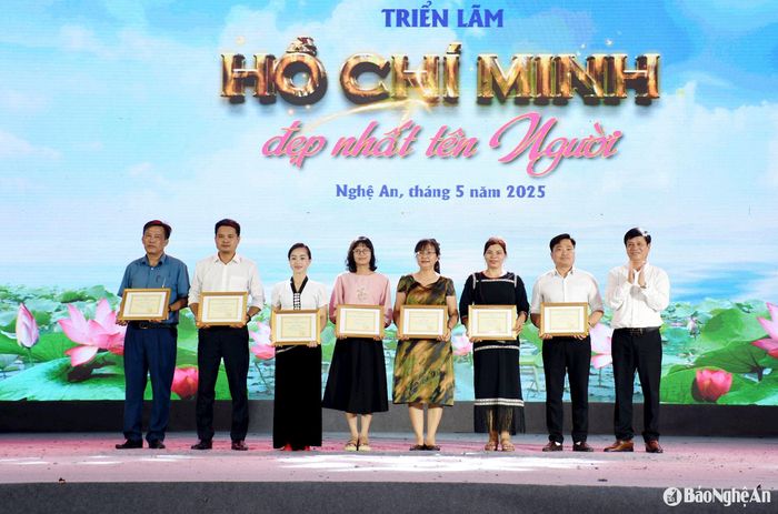 Thay mặt Ban tổ chức, đồng chí Bùi Kỳ Đà – Phó Giám đốc Trung tâm Triển lãm văn hóa nghệ thuật Việt Nam trao Giấy khen cho các tập thể, cá nhân có nhiều đóng góp cho triển lãm. Ảnh: Công Kiên