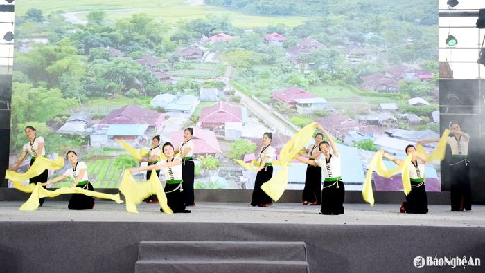 Tiết mục văn nghệ chào mừng lễ bế mạc triển lãm. Ảnh: Công Kiên