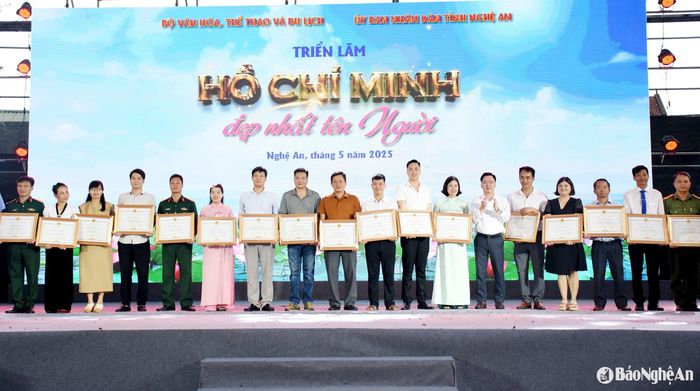 Thừa ủy quyền của Chủ tịch UBND tỉnh Nghệ An, đồng chí Hoàng Văn Phúc – Phó Giám đốc Sở Văn hóa, Thể thao và Du lịch trao Bằng khen cho đại diện các đơn vị tham gia triển lãm. Ảnh: Công Kiên
