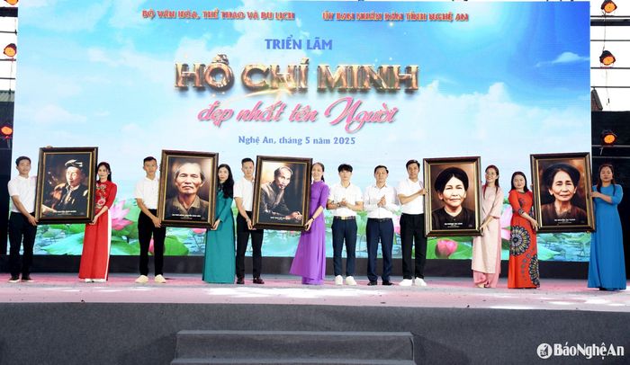 Đại diện nhóm TeamLee trao tặng những bức ảnh chân dung các thành viên trong gia đình Bác Hồ cho Trung tâm Văn hóa tỉnh Nghệ An. Ảnh: Công Kiên