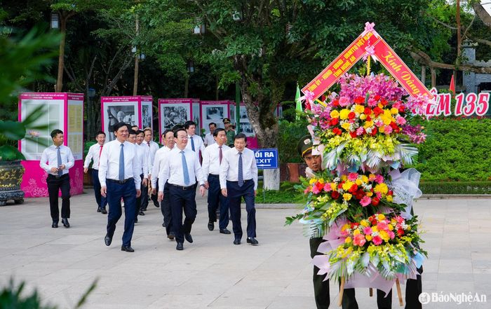 Đoàn đại biểu Tỉnh ủy - HĐND - UBND - UBMTTQ - ĐBQH tỉnh Nghệ An tổ chức lễ dâng hoa, dâng hương tưởng niệm Chủ tịch Hồ Chí Minh tại Khu Di tích Quốc gia đặc biệt Kim Liên. Ảnh: Phạm Bằng