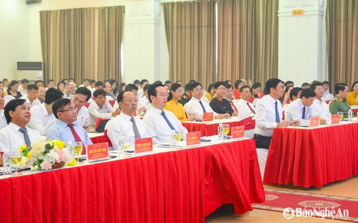 Các đồng chí lãnh đạo tỉnh và các đại biểu dự hội nghị. Ảnh: Thành Cường