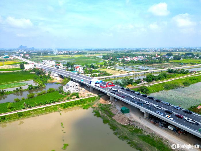 Cầu vượt đường sắt Quốc lộ 7 tại Diễn Châu đã hoàn thành đưa vào sử dụng. Ảnh: Văn Trường