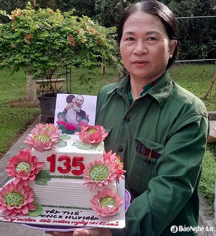 Những người làm vườn ở Khu Di tích Kim Liên đặt bánh kem chúc mừng sinh nhật Bác sáng ngày 19/5 hàng năm. Ảnh: NVCC