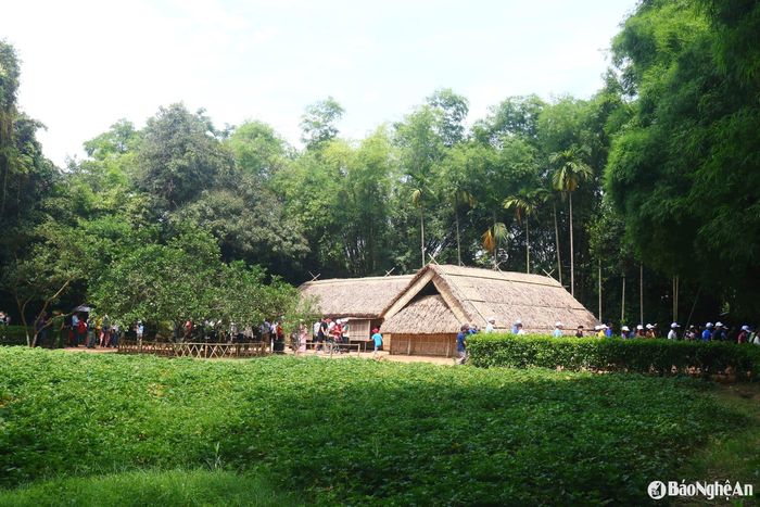 Nếp nhà tranh giản dị ở quê Bác là điểm nhấn đặc biệt, góp phần tạo nên ký ức, kỷ niệm của nhiều thế hệ người dân khi về thăm nơi đây. Ảnh: Huy Thư