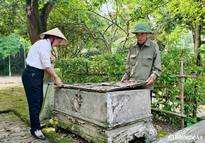 Ông Đinh Văn Hán xem xét, kiểm tra các hạng mục đan bằng tre tại quê nội Bác Hồ. Ảnh: Diệp Thanh